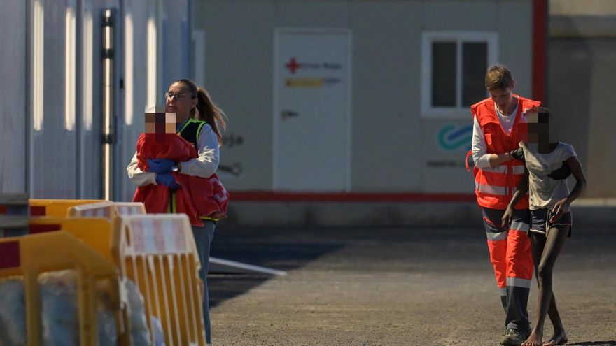 Salvamento localiza cerca de El Hierro un cayuco con más de 100 personas, entre ellas 20 bebés