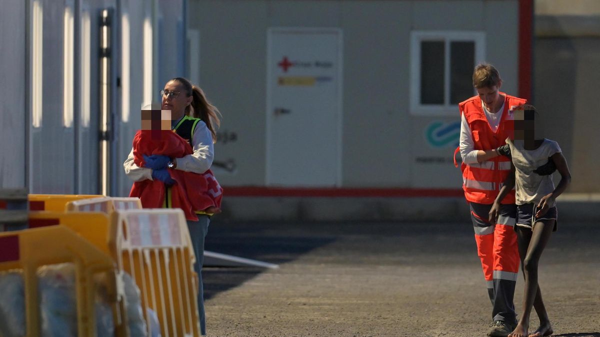 Salvamento localiza cerca de El Hierro un cayuco con más de 100 personas, entre ellas 20 bebés