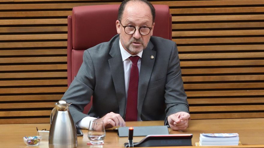 El alcalde de Orihuela, Emilio Bascuñana, en una comparecencia en las Cortes Valencianas. n