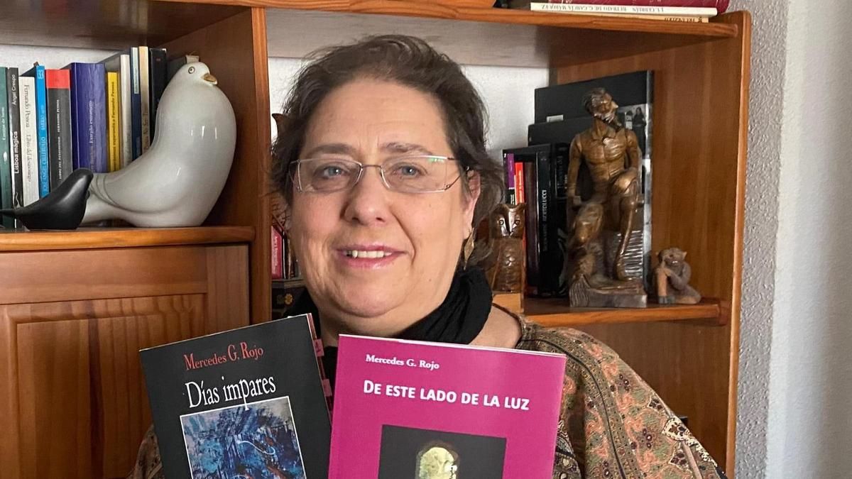 La escritora leonesa Mercedes G. Rojo posa con sus poemarios 'Días impares' y 'De este lado de la luz'