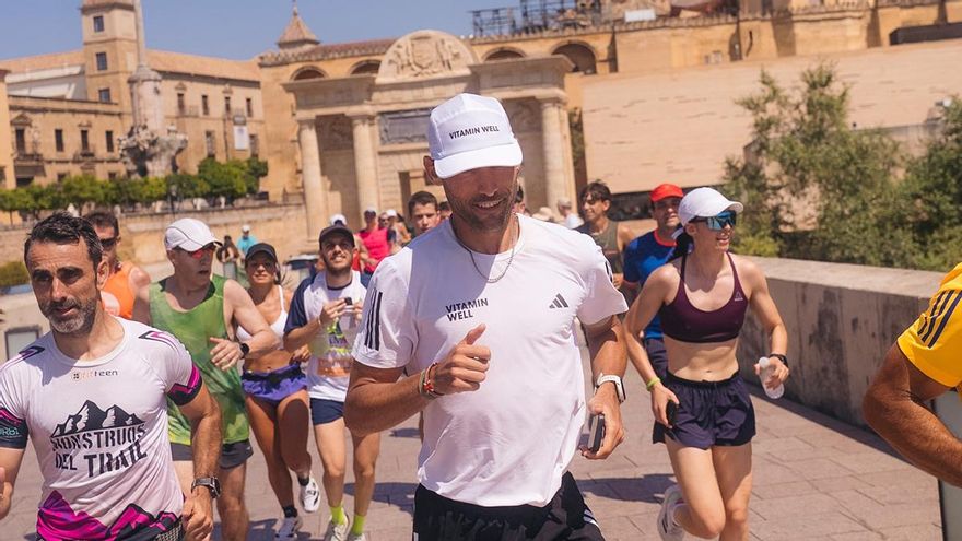 El 'influencer' Sergio Turull 'Pitufollow' pasa por Córdoba en su reto solidario de cruzar España