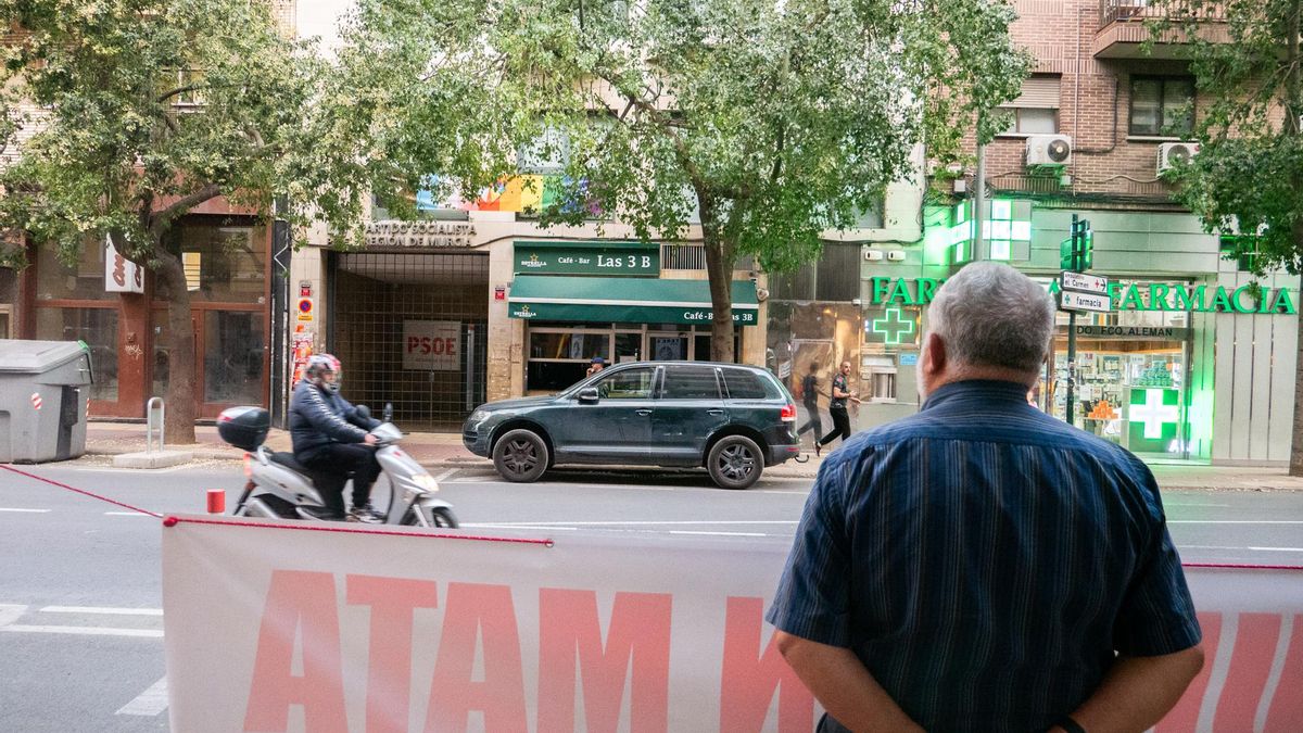 Un manifestante que se manifiesta contra el indulto a los independentistas en la Calle Princesa de Murcia frente a la sede del PSRM