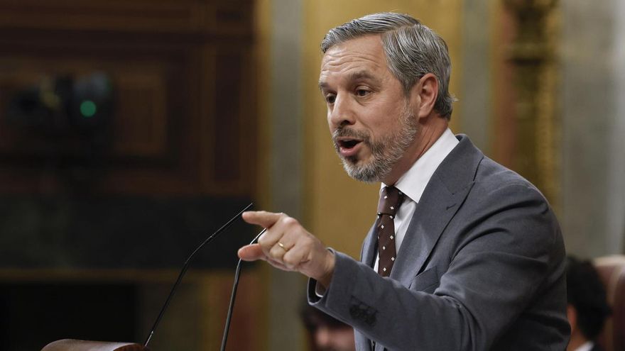 El diputado del PP Juan Bravo interviene en el pleno extraordinario del Congreso celebrado este martes para debatir la convalidación de dos decretos ley.