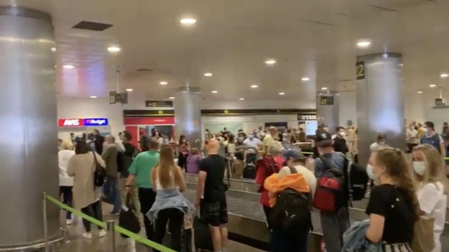 Una huelga y la llegada de varios vuelos a la vez congestionan la zona de recogida de equipaje del aeropuerto de Gran Canaria