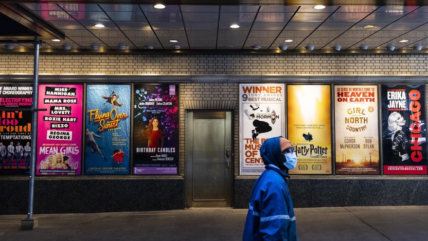 Vista de carteles de shows en teatros de Broadway cerca a Times Square en Nueva York (EE.UU.). EFE/Justin Lane/Archivo