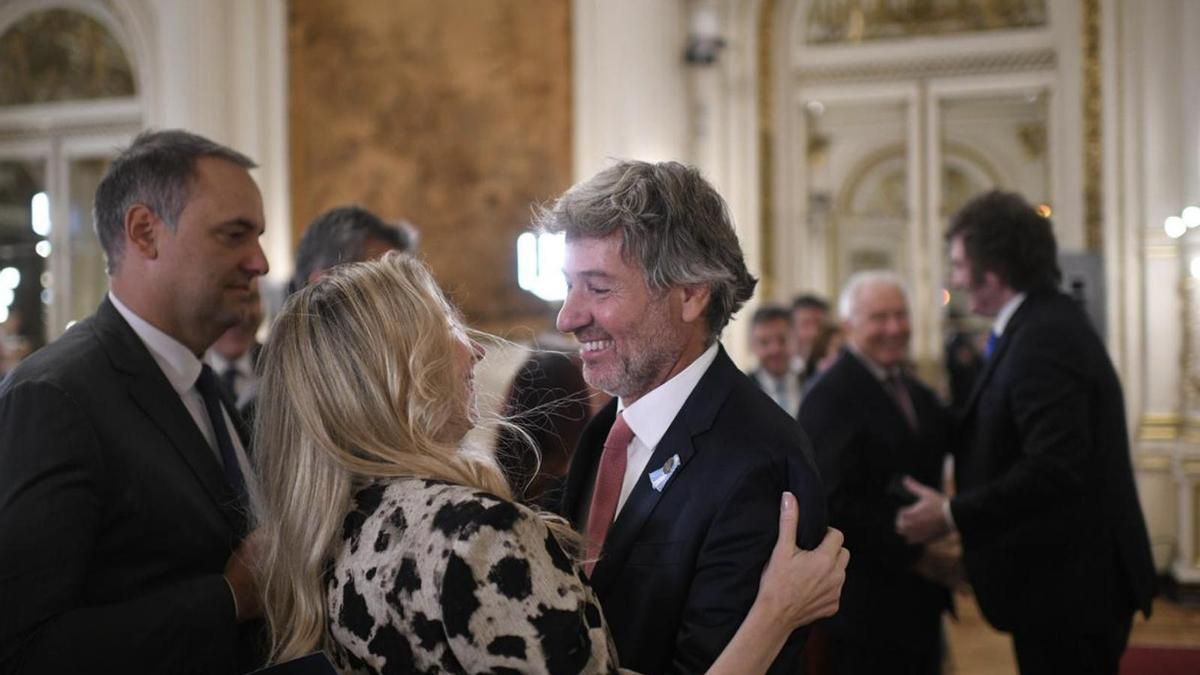 Karina Milei y Juan Bautista Mahiques; atrás, Javier Milei se saluda con Carlos Mahiques, este jueves en la Casa Rosada.