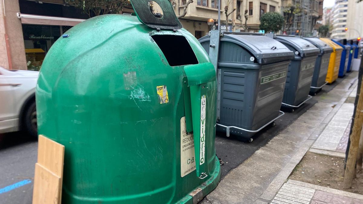 Los contenedores de vidrio, a rebosar en Logroño por falta de conductores: el Ayuntamiento ya ha puesto varias quejas