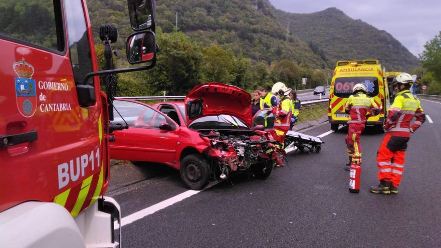 Herida leve la conductora de un coche tras salirse de la vía en la A-8 en Liendo