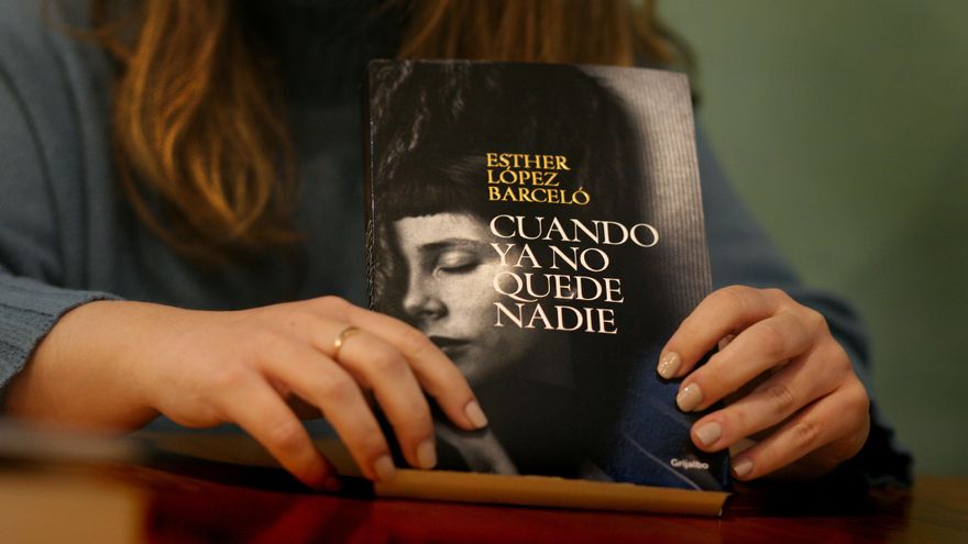 'Cuando ya no quede nadie', editada por Grijalbo, es la primera novela de Esther López Barceló.