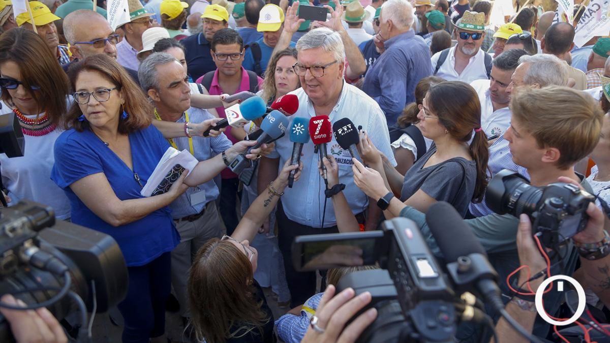 Concentración del sector agrario ante los ministros de la Unión Europea en la Puerta del Puente