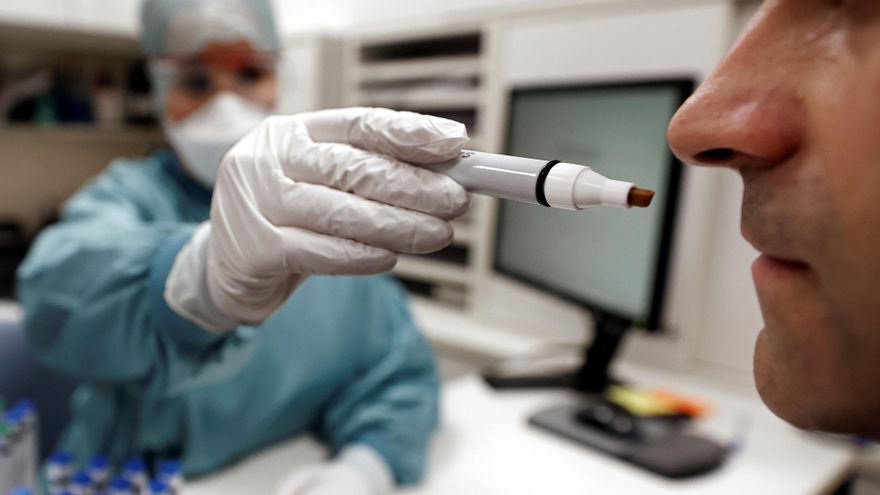 Cuando la anosmia es persistente, hay que valorar la posibilidad de hacer un "entrenamiento olfativo". Gracias a este entrenamiento, llevado a cabo por especialistas del Laboratorio de Pruebas Funcionales de olfatometria y gustometria del la Clinica Universidad de Navarra, aproximadamente un 50% de los pacientes recuperan tanto el olfato como el gusto.  EFE/ Jesús Diges