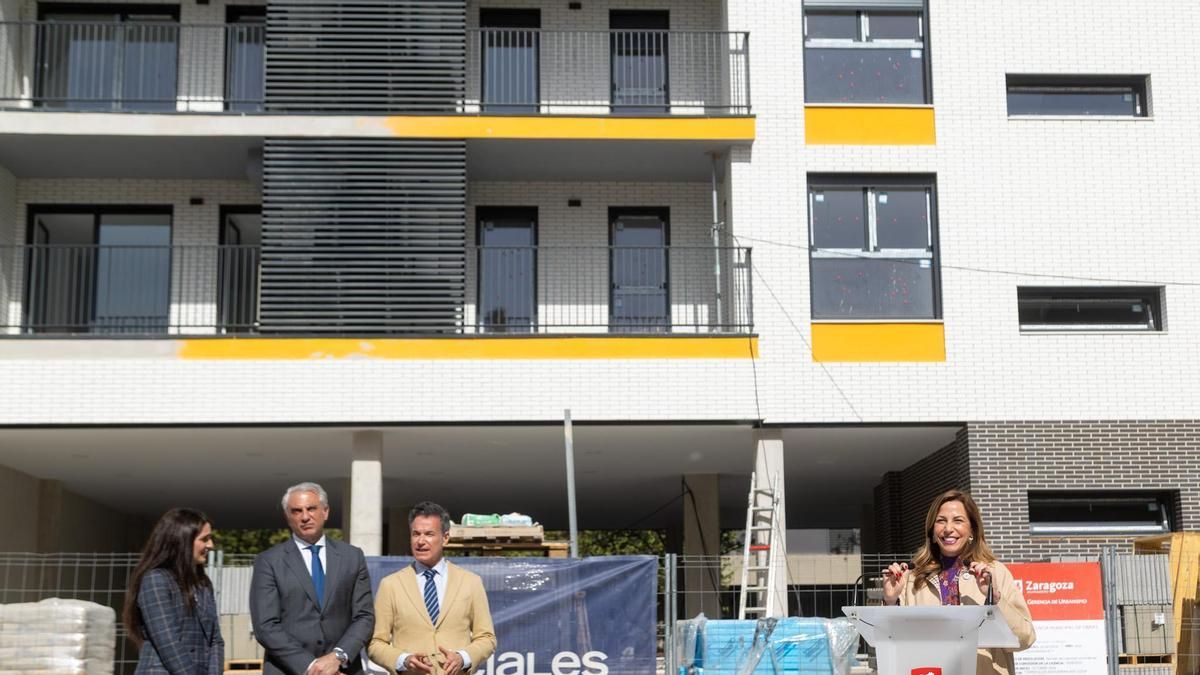 Ocho viviendas de alquiler asequible o más luces de Navidad: ZeC cuestiona las "prioridades" de la alcaldesa de Zaragoza