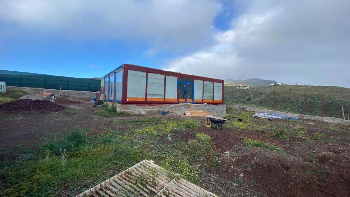 Imagen de la obra, con el mamotreto, en el paraje conocido como Los Corrales, dentro del Campo de Volcanes de Rosiana, en Gran Canaria.