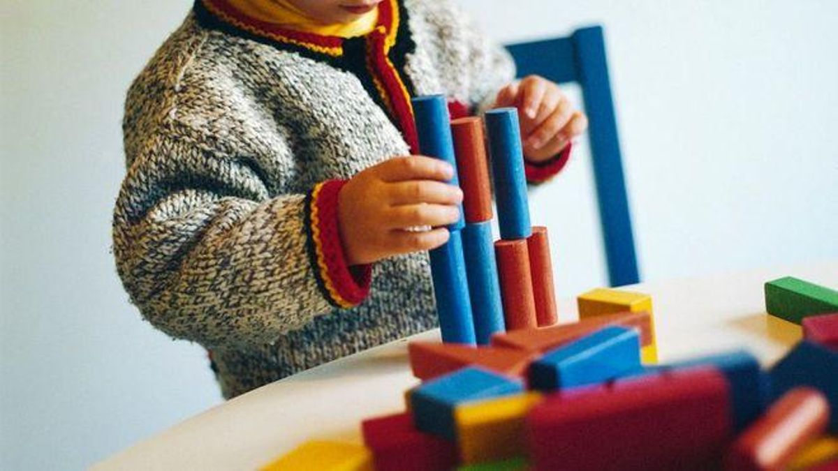Un niño juega con unos legos en una imagen de archivo