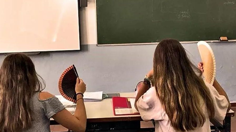 Rifas para comprar aires acondicionados y clases suspendidas en Murcia por el calor en mayo: "Hay aulas que parecen hornos"