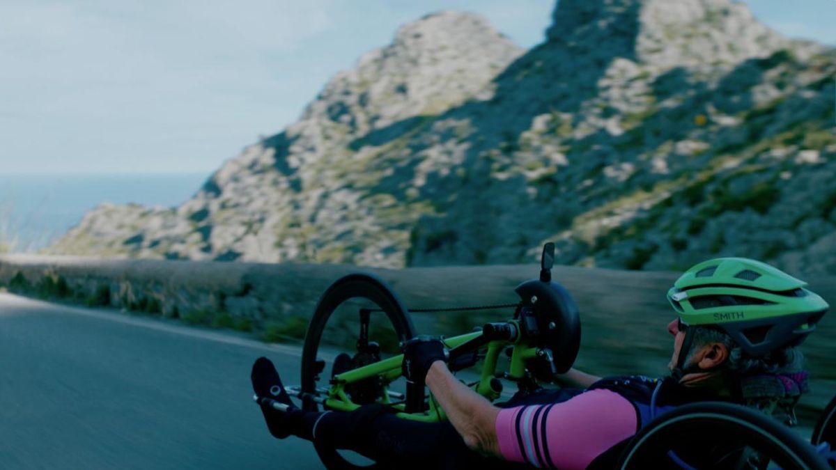 Mix roda en baixada per la Serra de Tramuntana.