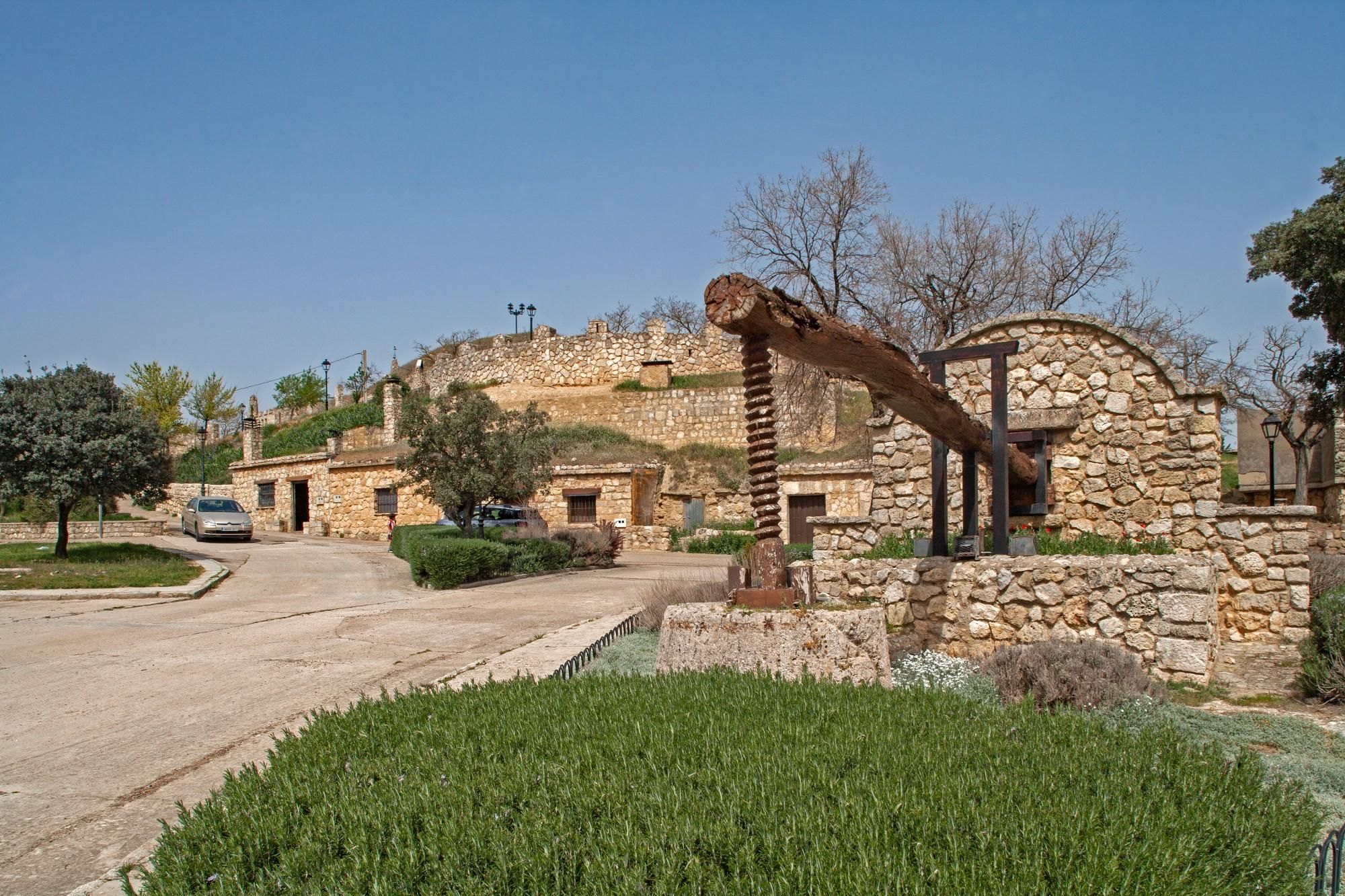 Bodegas tradicionales de Astudillo junto al entorno del Castillo de La Mota.