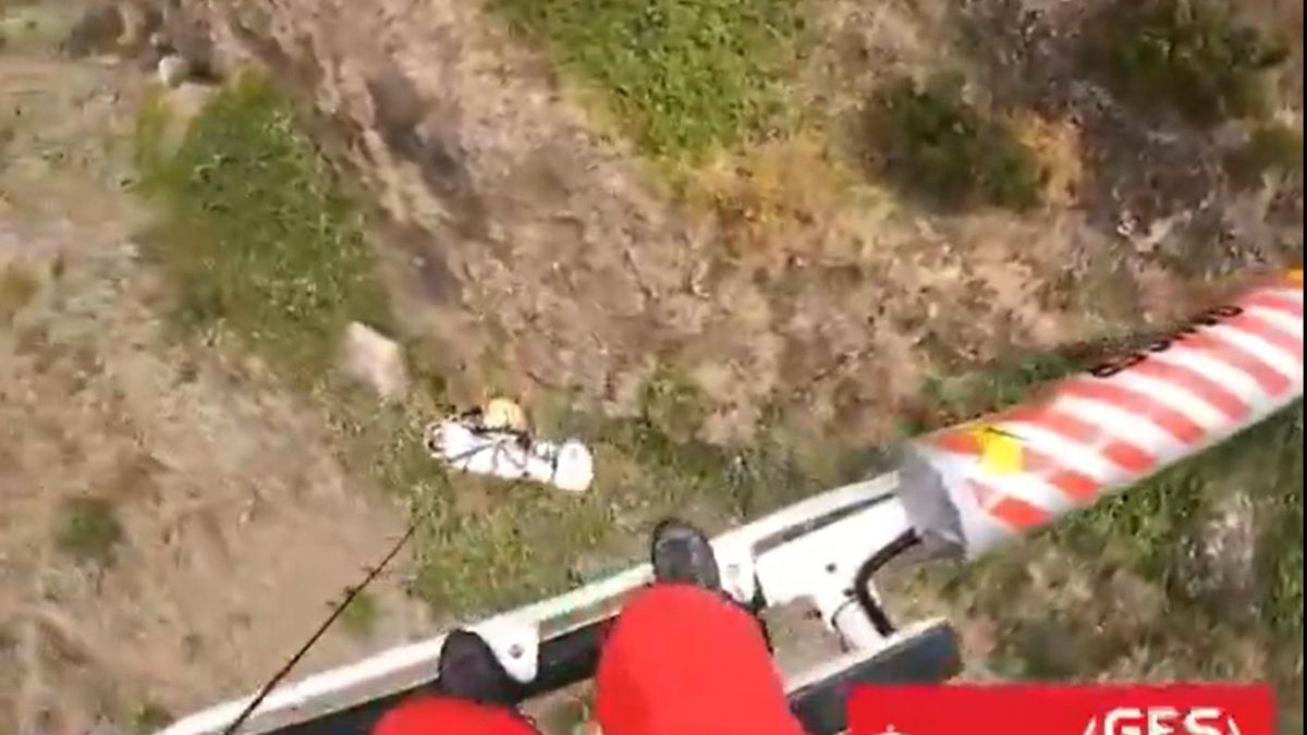 Fotograma del vídeo del 1-1-2 donde se aprecia un momento del rescate a la senderista.