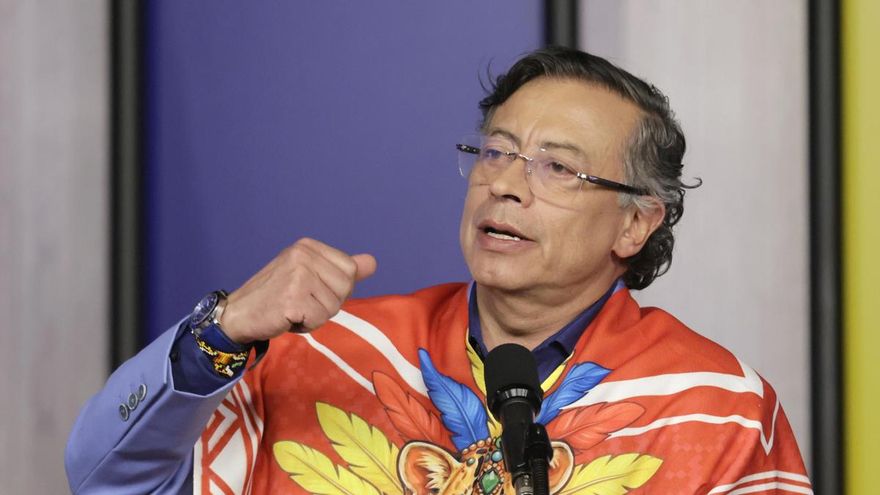 El presidente de Colombia, Gustavo Petro, habla durante una rueda de prensa este lunes, en Bogotá (Colombia). EFE/ Carlos Ortega
