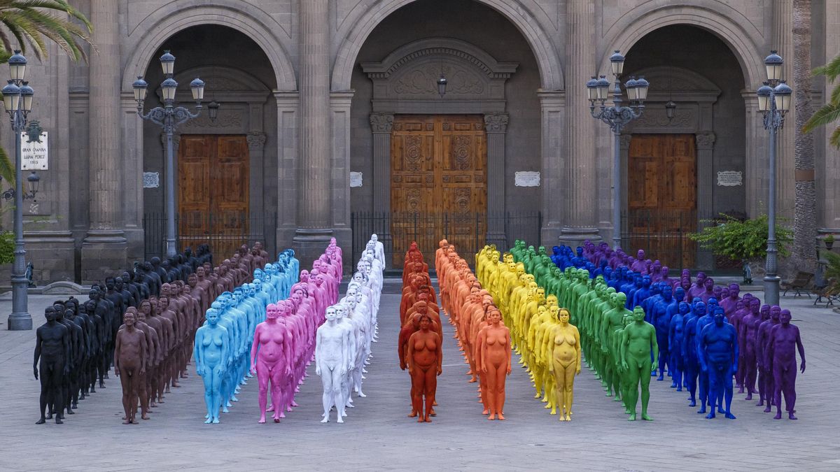 El artista neoyorquino Spencer Tunick rinde homenaje a la comunidad LGTBI en el centro histórico de Las Palmas de Gran Canaria