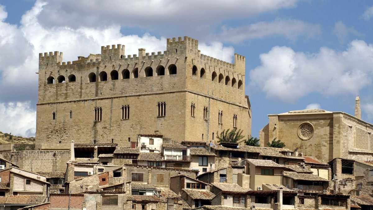 La mole del Castillo emerge en la 'Acrópolis' de Valderrobres.