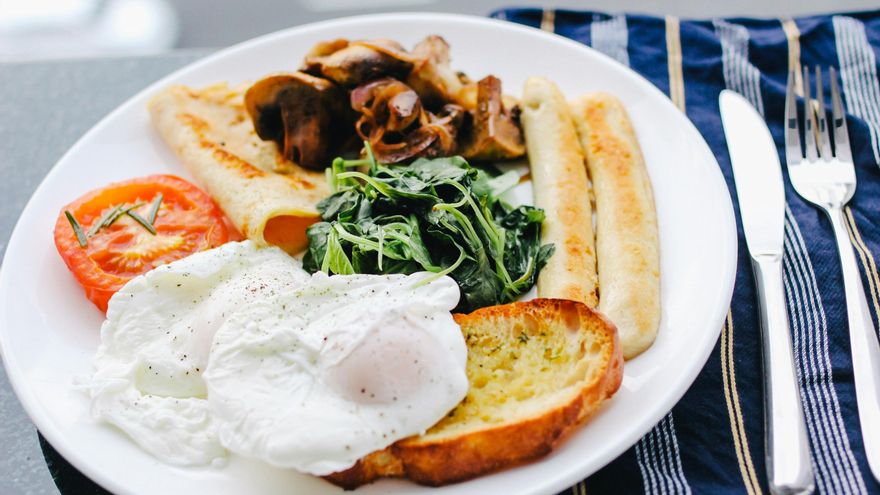 Los elementos imprescindibles del 'English breakfast' y cómo prepararlo en casa, paso a paso