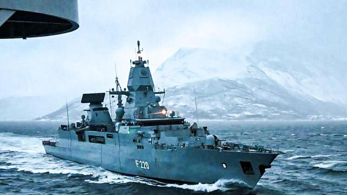 Dos embarcaciones de las fuerzas navales de la OTAN durante unas maniobras militares en el extremo norte en el Ártico.