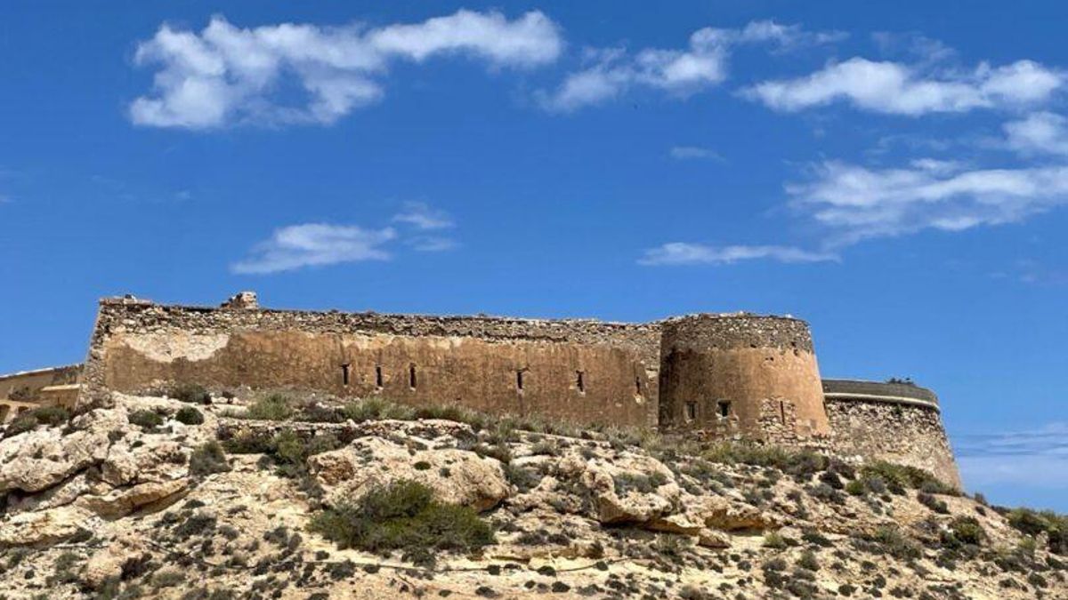 El castillo de Carlos III que se desmorona frente al Mediterráneo en Almería pese a estar protegido como BIC