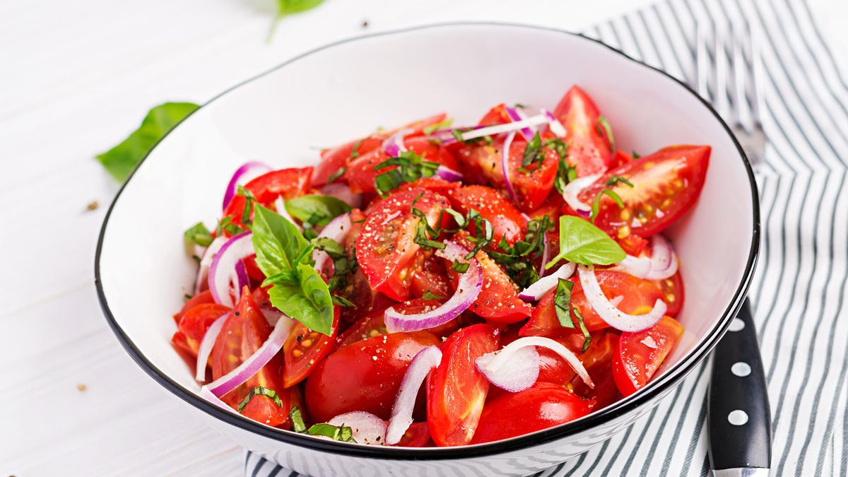 Panzanella: la ensalada veraniega italiana que te sorprenderá por su sabor y su sencillez