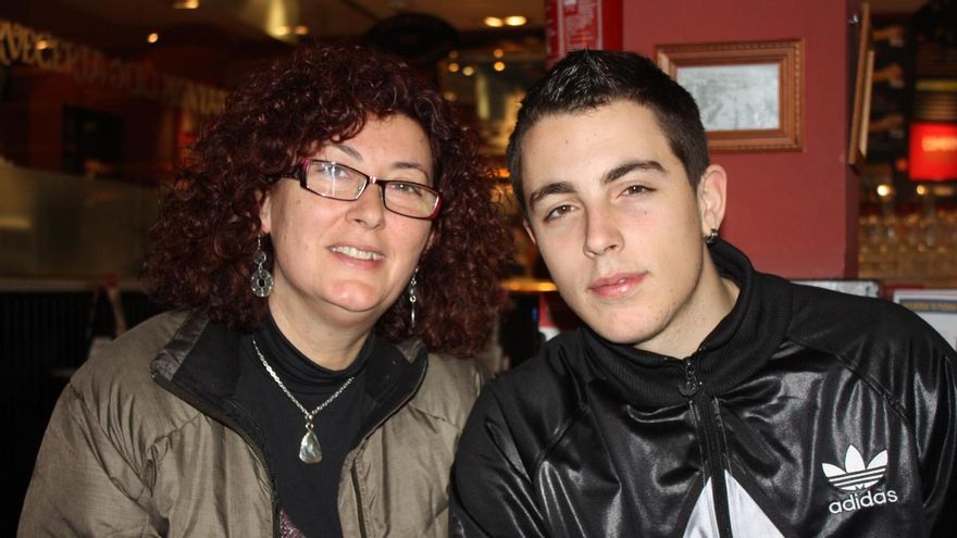 Alfonso Fernández, "Alfon", con su madre, Elena Ortega, en una cafetería de Vallecas (Foto: Olga Rodríguez)
