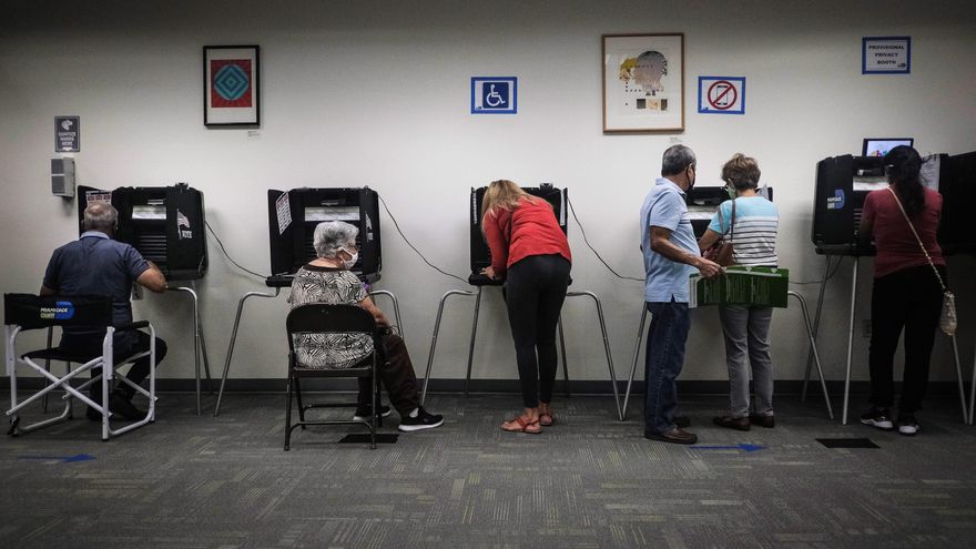 Ciudadanos ejercen su derecho al voto en las elecciones presidenciales, el día en que comienza la votación anticipada en Florida, en Miami, Florida, EE.UU., el 19 de octubre de 2020. EFE/EPA/MARIO CRUZ