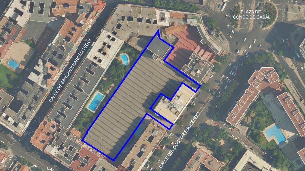 Vista aérea del número 138 de Doctor Esquerdo, con los equipamientos deportivos y la nueva sede del área de Políticas de Vivienda en el edificio anexo de la zona superior del recinto (instalación cuadrada dentro del recuadro azul).