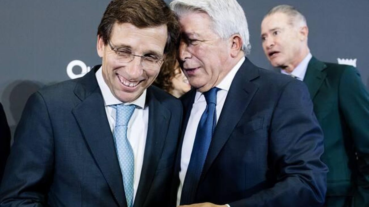 El alcalde de Madrid, José Luis Martínez-Almeida, junto al presidente del Atlético, Enrique Cerezo.