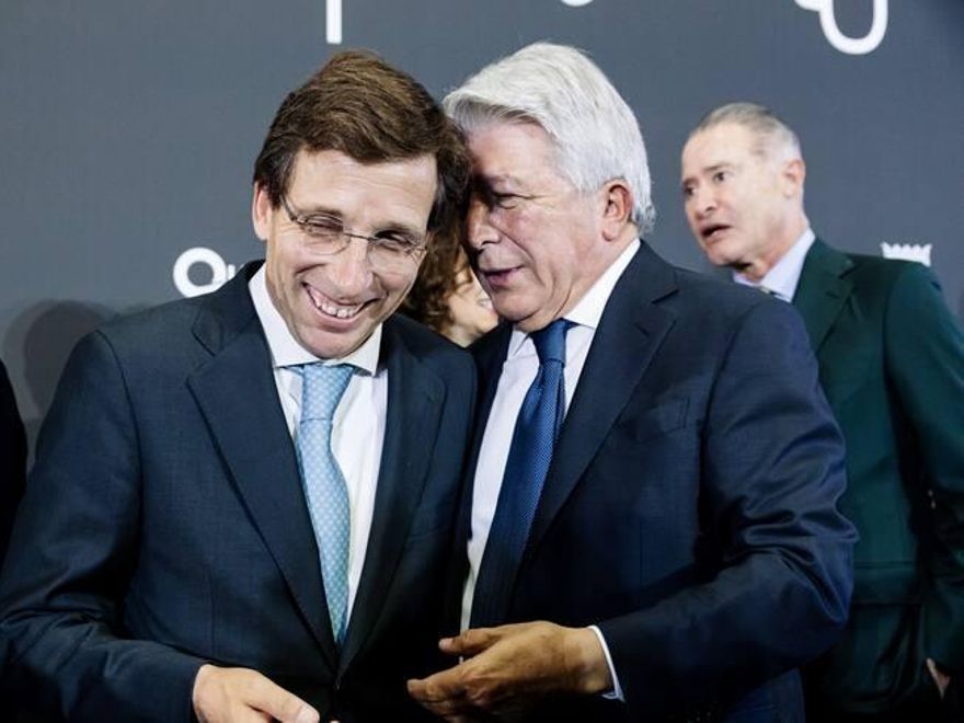 El alcalde de Madrid, José Luis Martínez-Almeida, junto al presidente del Atlético, Enrique Cerezo.
