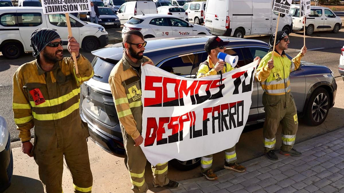 Cuatro operarios forestales se concentran durante la visita del consejero de Medio Ambiente a Villadangos.
