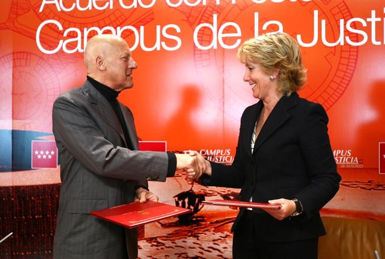 Aguirre y Norman Foster en la firma del acuerdo del Campus de la Justicia.