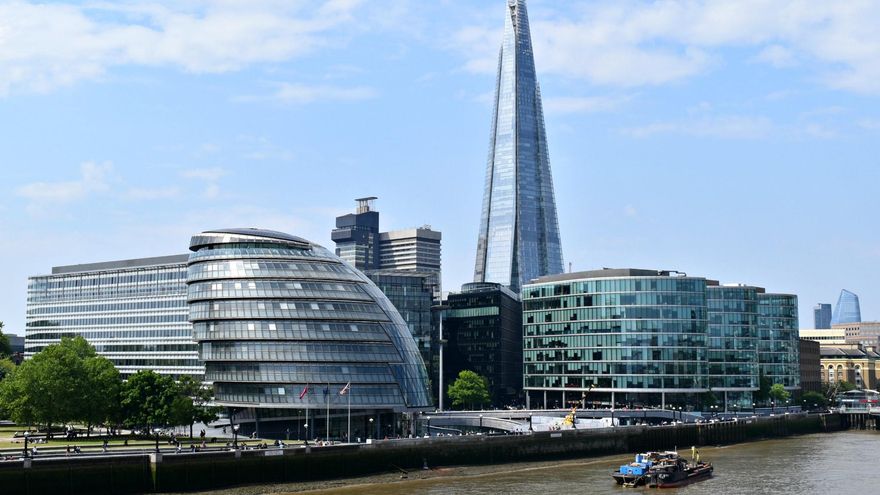 The Shard emerge en la orilla sur del Thames. En primer término puede verse el nuevo Ayuntamiento de Londres.