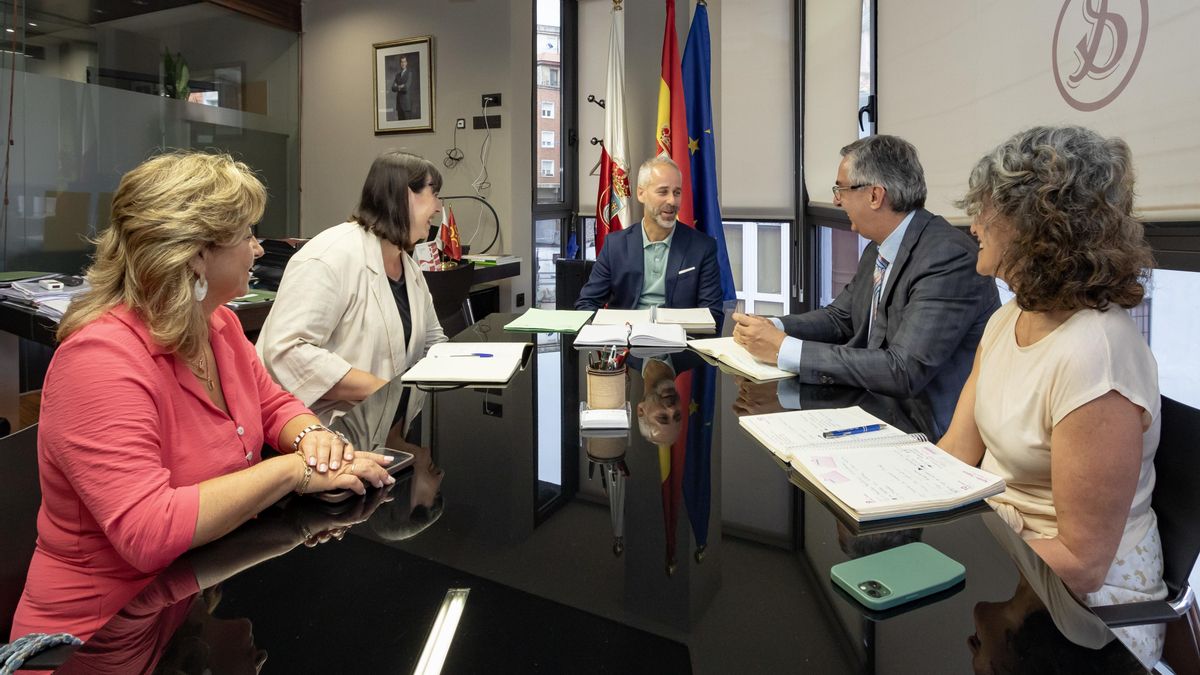 El consejero de Educación, FP y Universidades, Sergio Silva, se reúne con el Clúster Marítimo de Cantabria