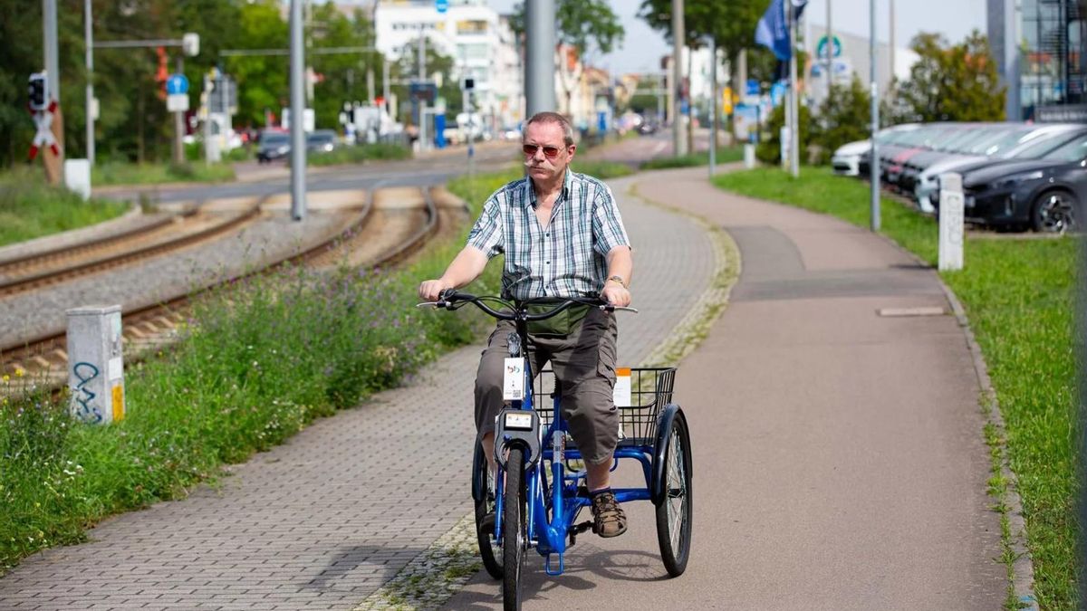 Un hombre, con un triciclo de BizkaiBizi