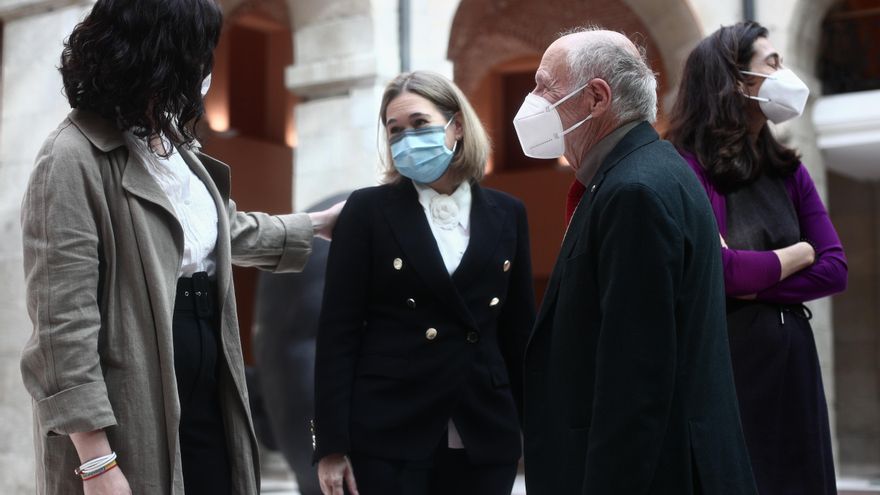 La presidenta de la Comunidad de Madrid, Isabel Díaz Ayuso, saluda a la ex consejera de Cultura de la Comunidad de Madrid y miembro de Ciudadanos, Marta Rivera de la Cruz, durante la recepción al artista plástico Antonio López (d), a 19 de abril de 2021,