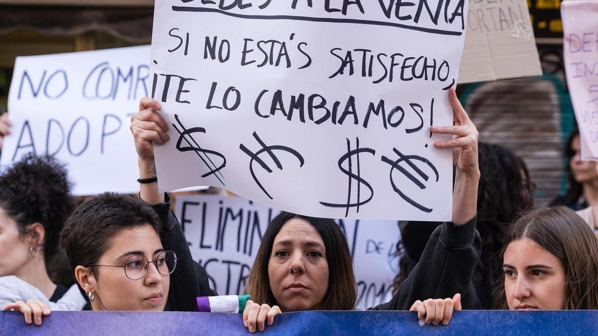 Manifestación contra la gestación subrogada frente al Ministerio de Justicia en abril de 2023