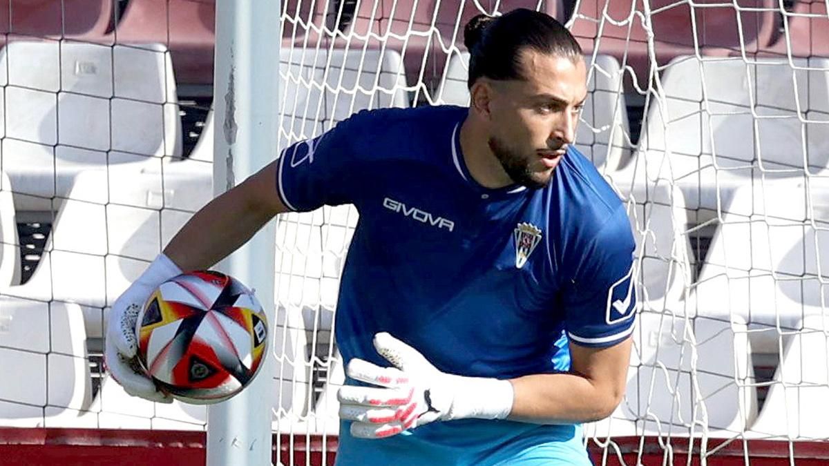 Lluis Tarrés en un lance de un Sevilla Atco. - Córdoba