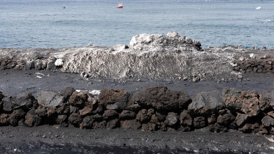 Montaña de sal en las salinas de La Palma, con ceniza volcánica encima