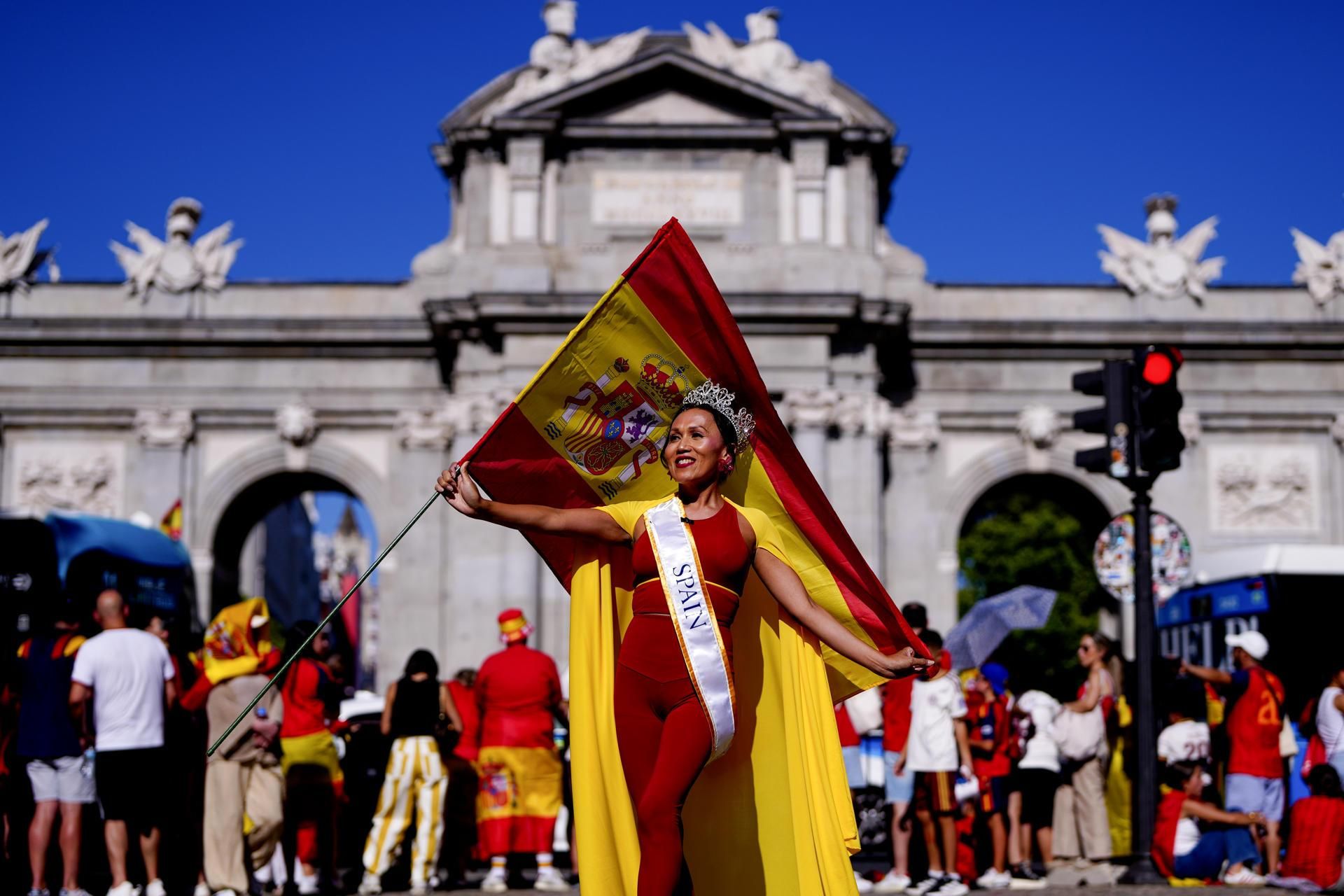 Una aficionada española ante la Puerta de Alcalá