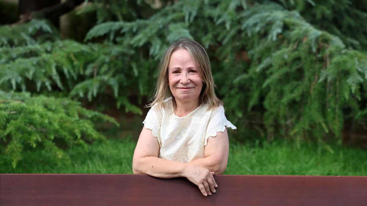 Nora, en un parque de Madrid, lleva cinco años con el nuevo trasplante.