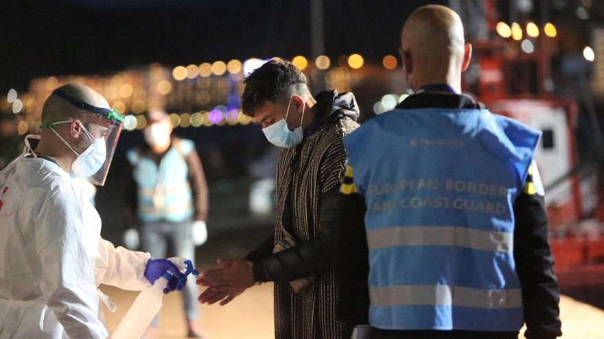 Fuego cruzado entre las administraciones por la llegada de doscientos migrantes a Granada desde Canarias