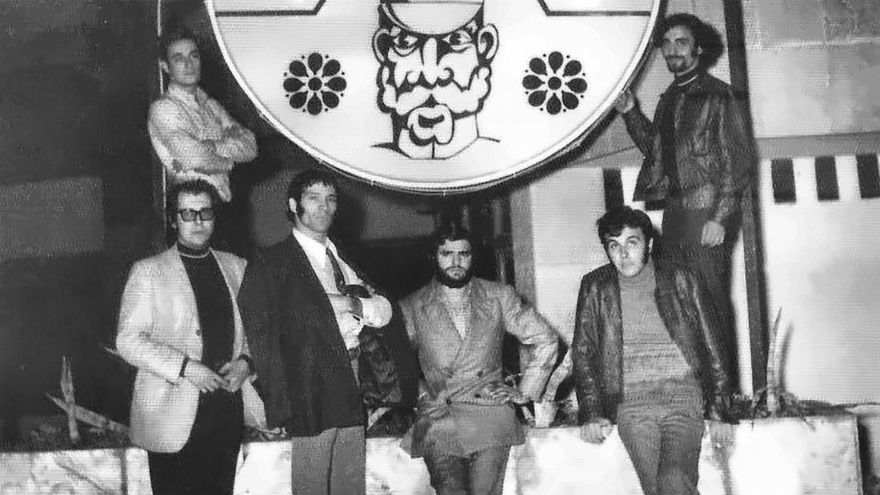 Los integrantes de Z 66 en la entrada Sgt. Pepper en 1968 donde actuaban regularmente. Lorenzo Santamaría apoyado en el muro, el primero por la derecha