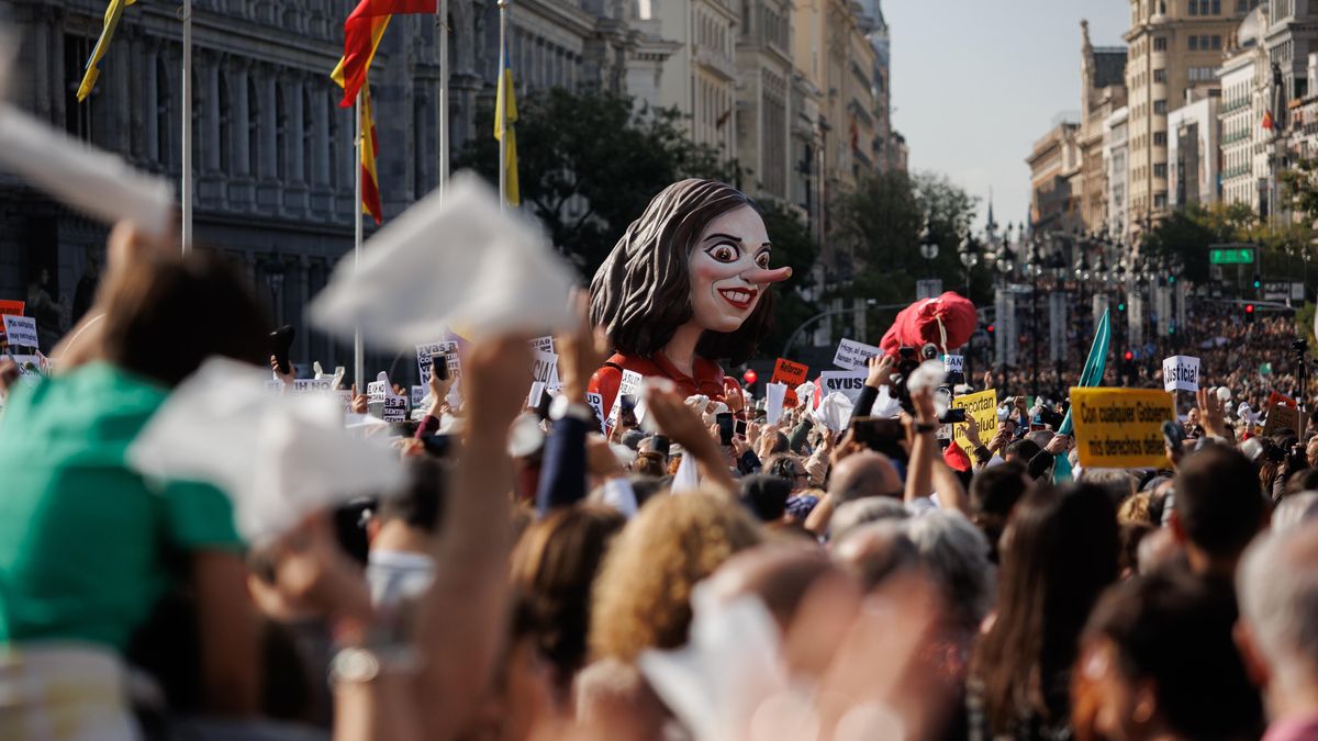 Una cabezuda con la cara de Ayuso marcha, junto a unas 200.000 personas según la Delegación de Gobierno, durante una manifestación contra el desmantelamiento de la Atención Primaria en la Sanidad Pública.