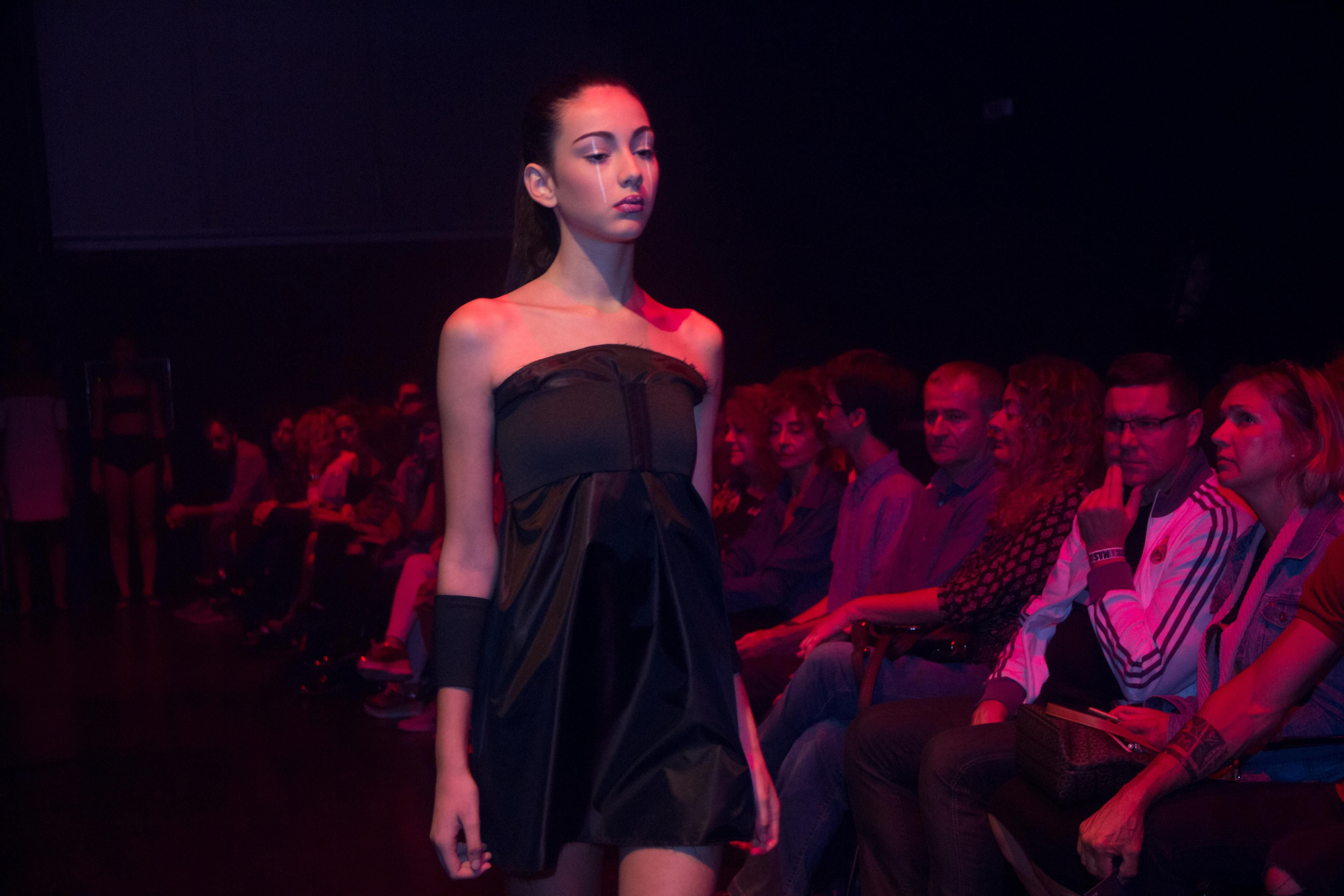 Desfile de la colección `Hipertextual´ de Constanza Mas en el Centro Párraga / Manu Cabrera