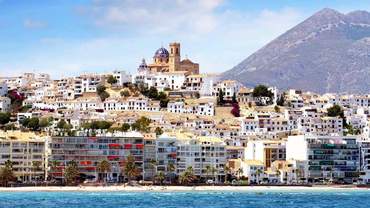 El núcleo histórico de Altea mira el mar sobre las construcciones turísticas.